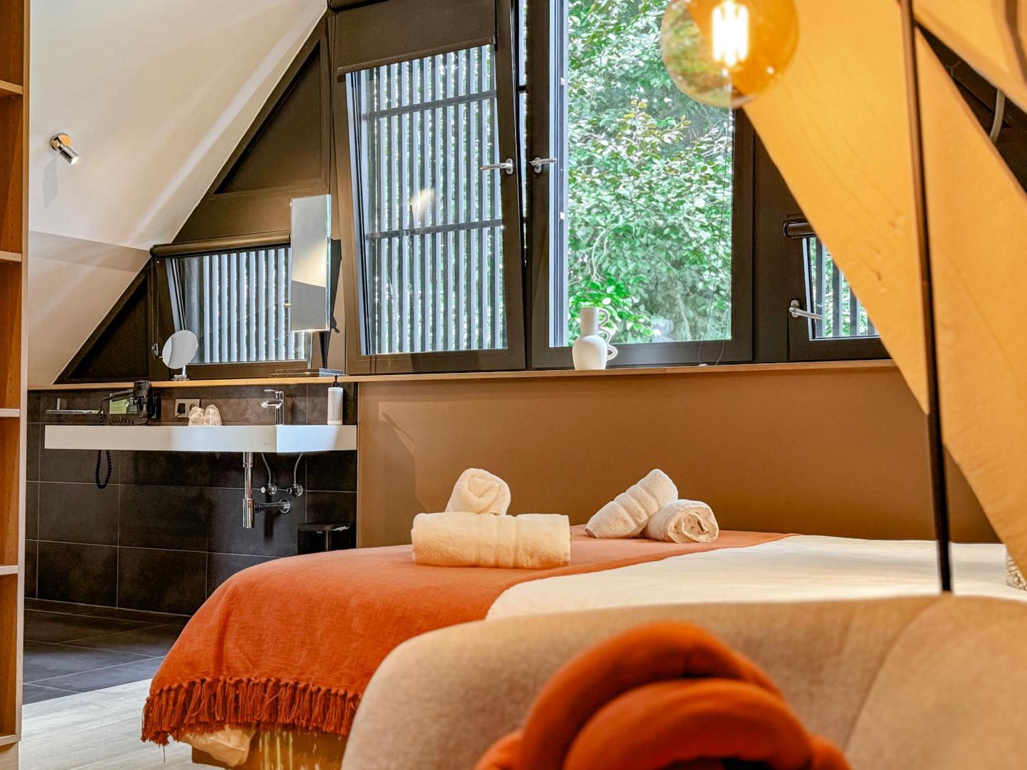 Hotel Le Manoir มาร์ช-อ็อง-เฟเมน ภายนอก รูปภาพ