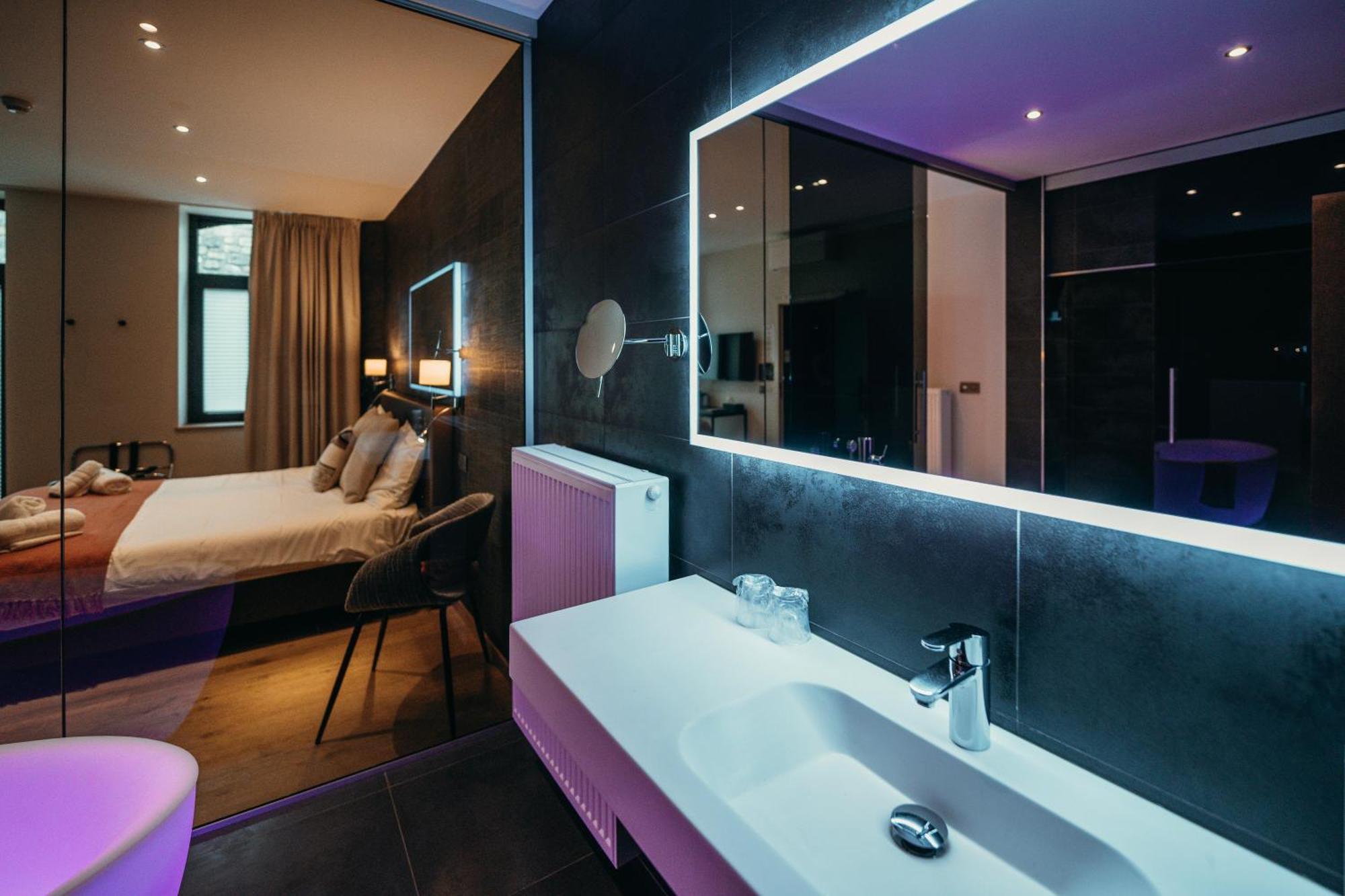 Hotel Le Manoir มาร์ช-อ็อง-เฟเมน ภายนอก รูปภาพ